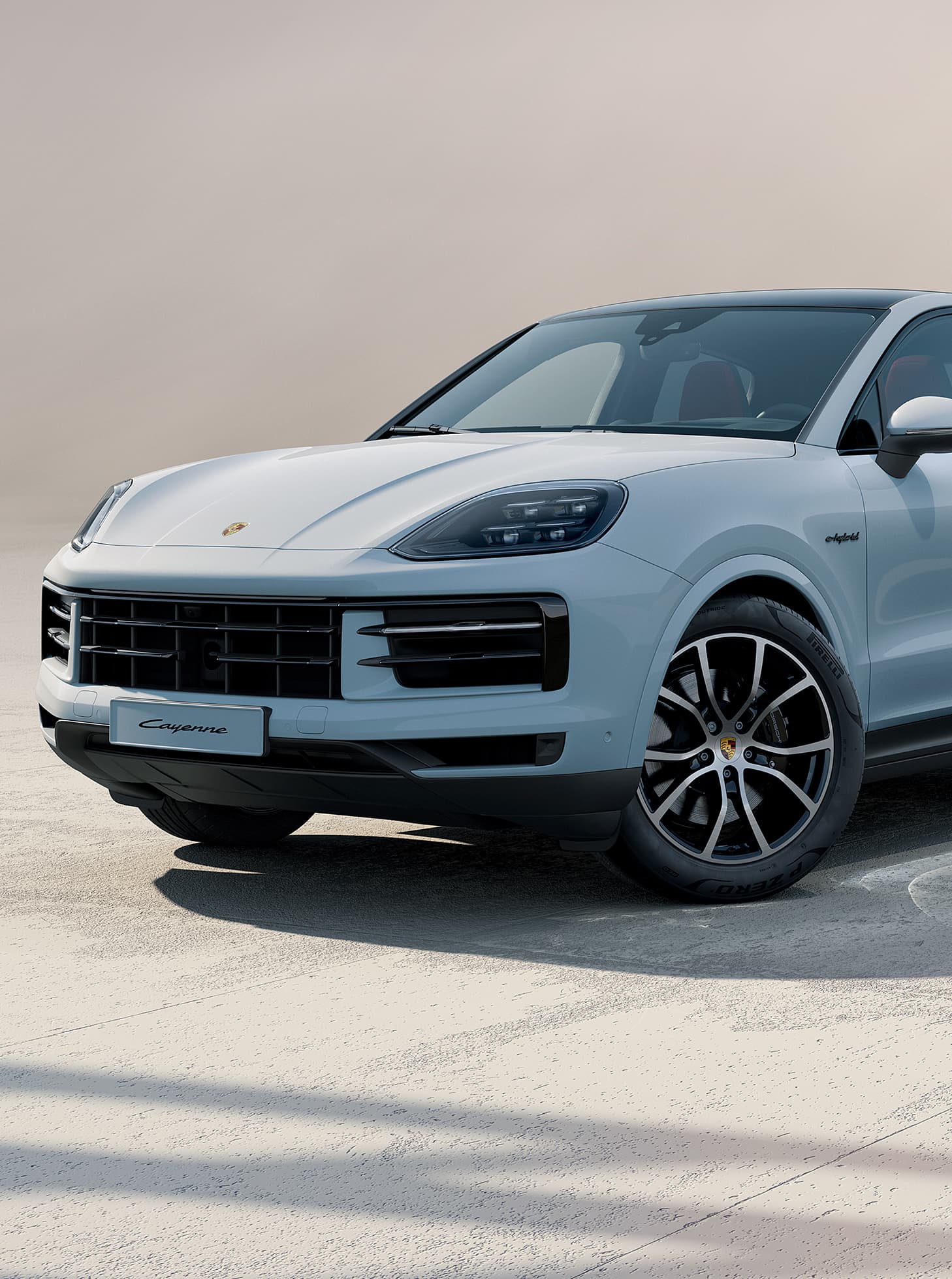 Ein Porsche Cayenne fährt auf offener Straße.